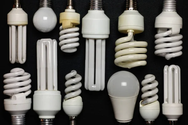 Specimen Van Elektronische Spaarlampen Met Spiraalvormige Lineaire Buizen Stockfoto