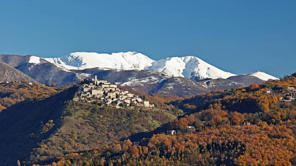 Zimní Krajina Malá Vesnice Labro Pozadí Masiv Terminillo Rieti Lazio — Stock fotografie