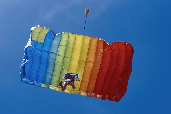 Uçuşta Çok Renkli Paraglider Altta Görünüm — Stok fotoğraf