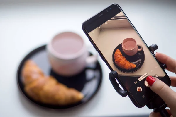 Dziewczyna Robi Zdjęcia Śniadania Przez Telefon — Zdjęcie stockowe