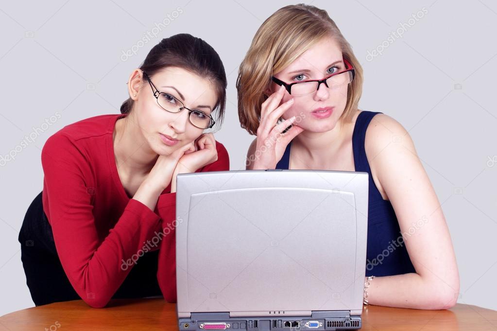 Chicas calientes follan en la oficina