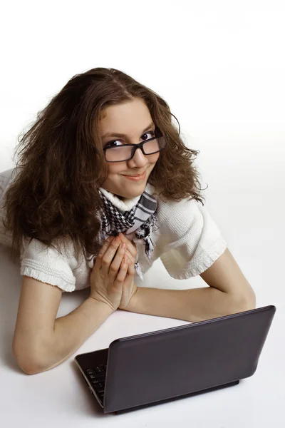 Beautiful woman student using laptop computer — Stock Photo, Image