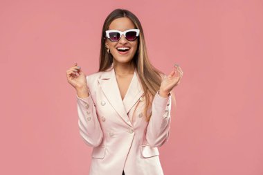 Pembe arka plandaki güzel genç bayan..