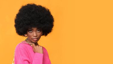 Altın mücevherli Afro-Amerikalı genç bir kadın..