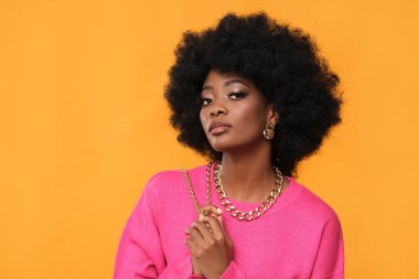 Altın mücevherli Afro-Amerikalı genç bir kadın..