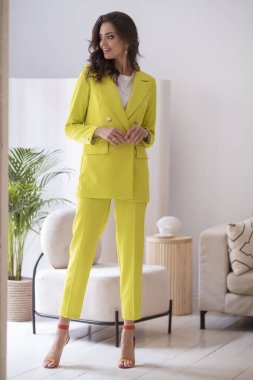 Ev yapımı klasik iç mekanda müthiş şık esmer model..