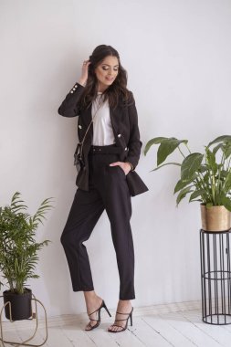 Ev yapımı klasik iç mekanda müthiş şık esmer model..