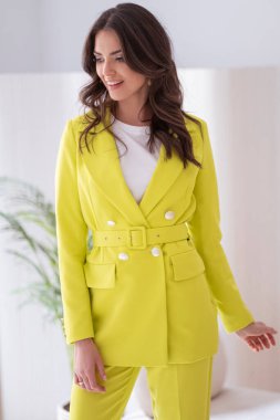 Ev yapımı klasik iç mekanda müthiş şık esmer model..