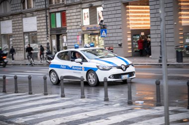 PALERMO, İtalya - 00 09 2022: Palermo şehrinde sokakta polis arabası.