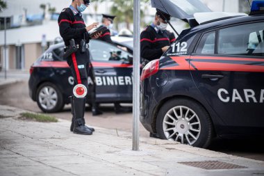 PALERMO, İtalya - 00 09 2022: Palermo şehrinde sokakta polis arabası.