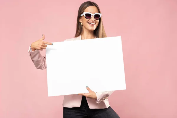 Ευτυχισμένη Νεαρή Γυναίκα Κρατά Λευκή Αφίσα — Φωτογραφία Αρχείου