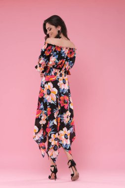 Fotoğraf stüdyosunda çok çekici bir esmer..