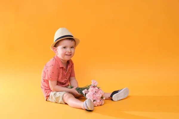 Симпатичный Мальчик Оранжевом Фоне — стоковое фото