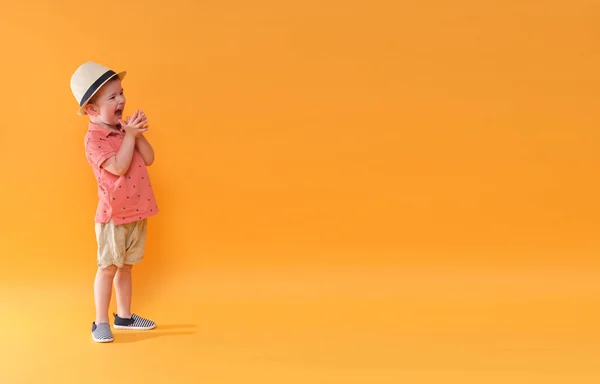 Słodkie Dziecko Chłopiec Pomarańczowym Tle — Zdjęcie stockowe