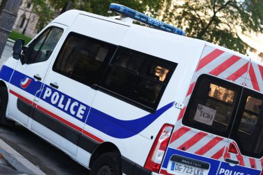 Paris, Fransa - Eylül 03.2020: Paris sokaklarında polis arabaları.