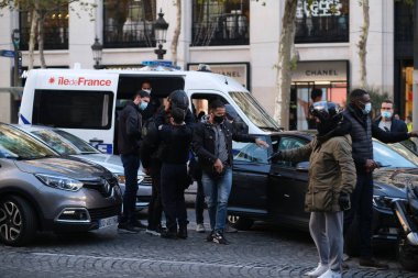 Paris, Fransa - Eylül 03.2020: Paris sokaklarında polis arabaları.
