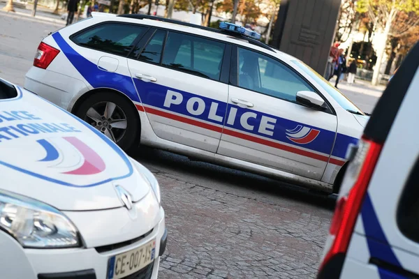 Paris, Fransa - Eylül 03.2020: Paris sokaklarında polis arabaları.