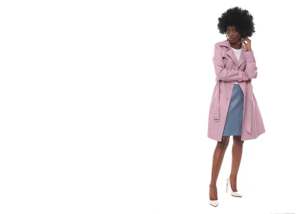 Zole Edilmiş Beyaz Arka Planda Deri Giysiler Giyen Afrikalı Model — Stok fotoğraf