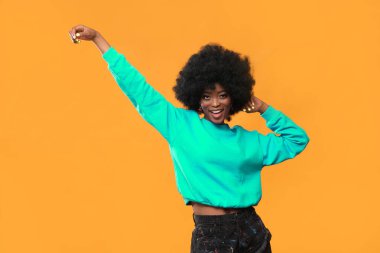 Afro saç stili olan çok pozitif bir kadın model..
