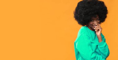 Afro saç stili olan çok pozitif bir kadın model..