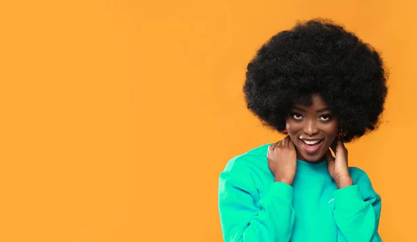 Afro Saç Stili Olan Çok Pozitif Bir Kadın Model — Stok fotoğraf