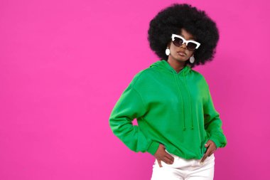 Afro-Amerikan moda kadın modeli.