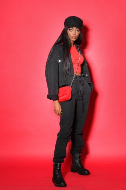 Kırmızı arka planda modaya uygun Afrikalı kadın.