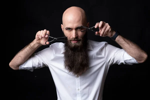 Barbeiro Com Barba Longa Tesoura Sobre Fundo Preto — Fotografia de Stock