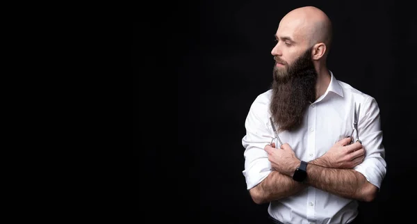 Barbeiro Com Barba Longa Tesoura Sobre Fundo Preto — Fotografia de Stock
