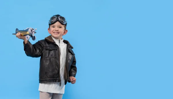 Słodki Chłopiec Bawi Się Samolotem — Zdjęcie stockowe