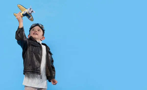 Słodki Chłopiec Bawi Się Samolotem — Zdjęcie stockowe
