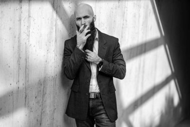 Purolu zarif sakallı adam..