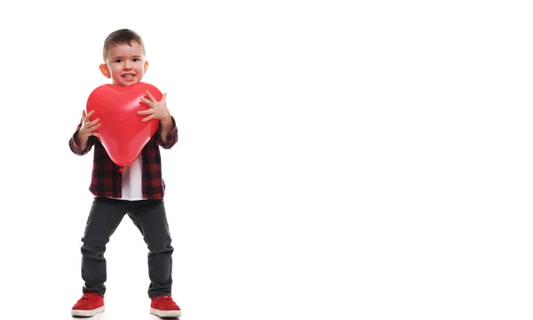 Очаровательный Мальчик Воздушным Сердцем — стоковое фото