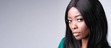 Ciddi yüzlü zarif bir manken..