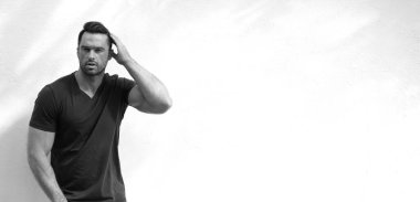 Siyah beyaz fotoğraf çekiminde çok yakışıklı bir model..