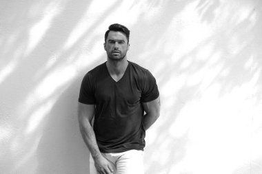 Siyah beyaz fotoğraf çekiminde çok yakışıklı bir model..