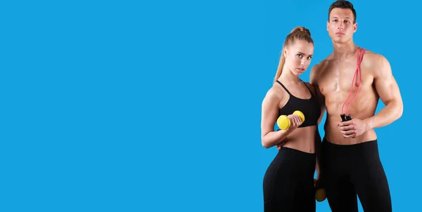 Fitness Paar Auf Blauem Hintergrund — Stockfoto