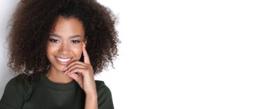 Kıvırcık saçlı mutlu esmer.