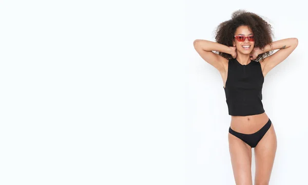 Modelo Feminino Afro Americano Saudável Sobre Fundo Branco — Fotografia de Stock