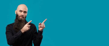 Sakallı adam önemli şeyler sunuyor..