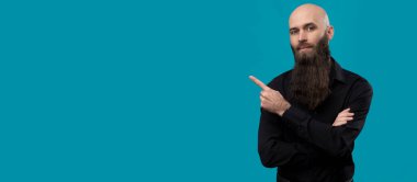 Sakallı adam önemli şeyler sunuyor..