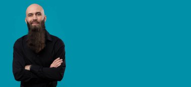 Sakallı adam önemli şeyler sunuyor..