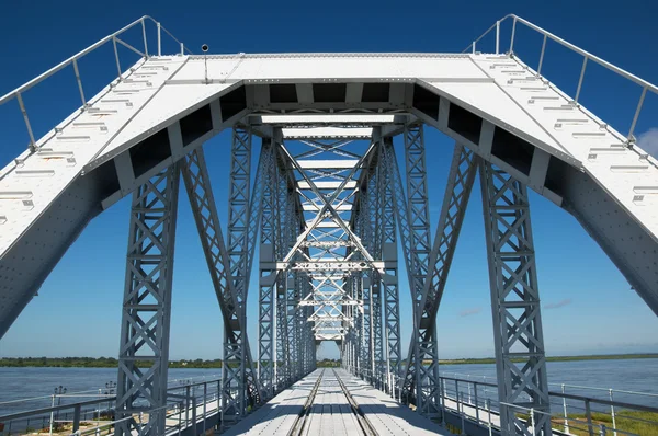 Çelik ve gökyüzü