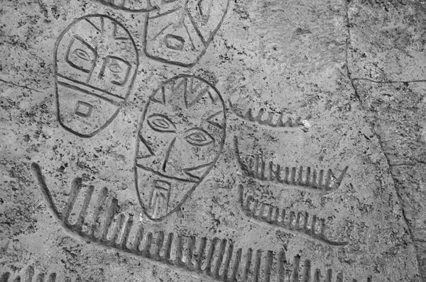 Símbolos antigos na parede de pedra Imagens Royalty-Free