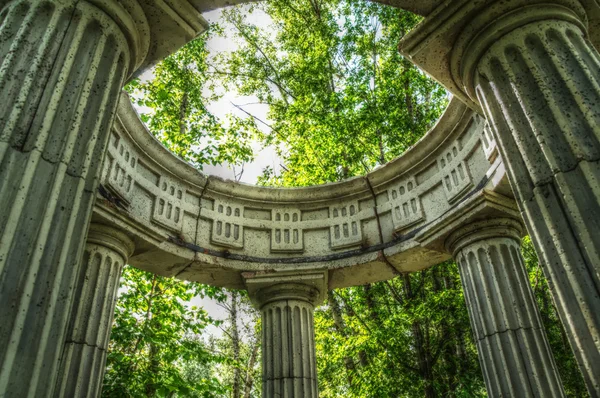 Columnas en el parque, dramático — Foto de Stock