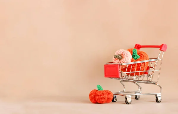 Herfst Verkoop Concept Mandje Met Oranje Garen Pompoenen Ruimte Voor — Stockfoto