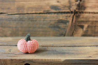 Tahta arka planda küçük pembe balkabağı, metin ve reklamlar için alan.