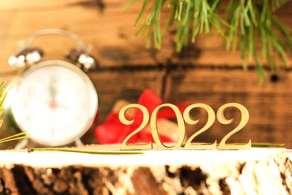 Номера 2022 Дерева Деревянном Фоне Фоне Размытые Часы Рождественская Елка — стоковое фото
