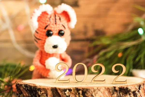 Концепция Новогодних Поздравлений Смешная Тигриная Вязаная Игрушка Рядом Номерами 2022 — стоковое фото