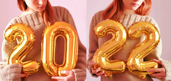 Numbers from golden balloons 2022 in the hands of a girl in a warm brown sweater, trendy social media content with numbers — Stock Photo, Image